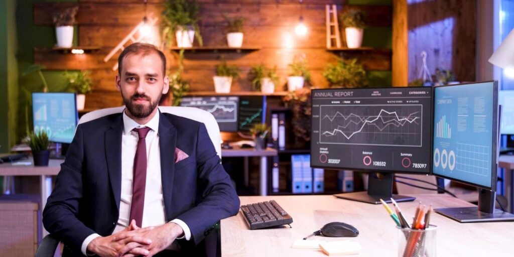 Trader iniciando suas operações com plataforma de investimentos intuitiva.